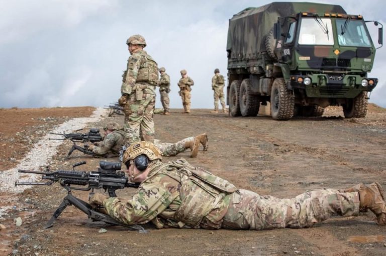 Ushtarët amerikanë të KFOR-it kryejnë stërvitje me armë të rënda në Gjakovë