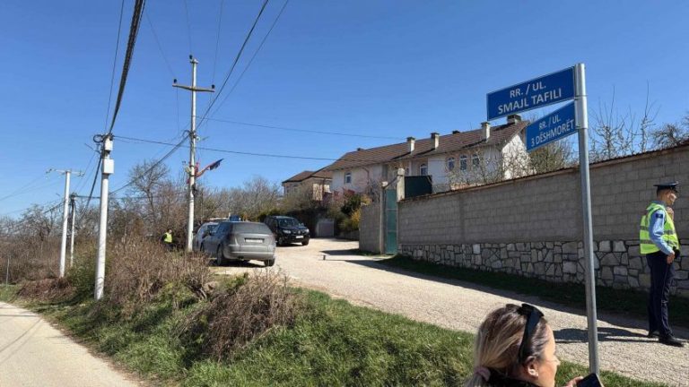 Hashim Thaçi arrin tek shtëpia e tij në Burojë për të qëndruar me familjen e ngushtë