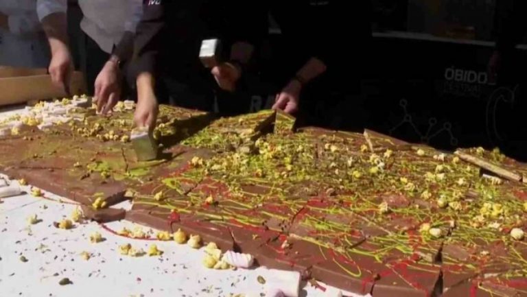 Një “Çokollatë e Dubait” e madhe merr vëmendjen e të gjithëve në një festival në Portugali