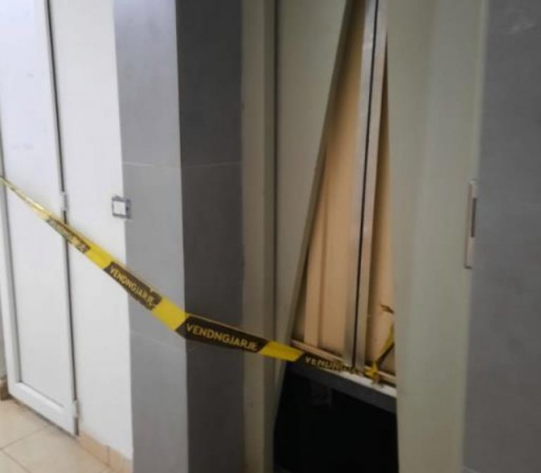 Përfshihet nga zjarri një ashensor në një vend punishte në Prizren