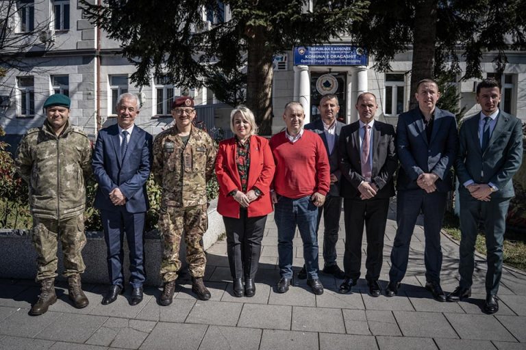 Komandanti i KFOR-it Kolonel Francesco Errico viziton komunën e Dragashit