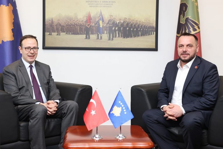Maqedonci takohet me ambasadorin turk, diskutohet ndërtimi i fabrikës së municionit dhe dronëve