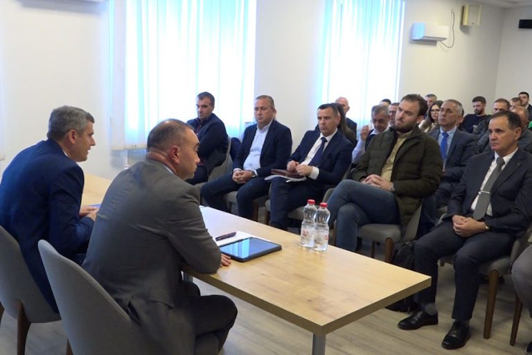 Kërkohet të shtyhet për një vit vendimi i ZRRE-së për treg të lirë të rrymës