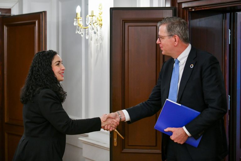 Presidentja Osmani priti në takim drejtorin rajonal të IOM-it për Evropë dhe Azinë Qendrore, Arthur Erken