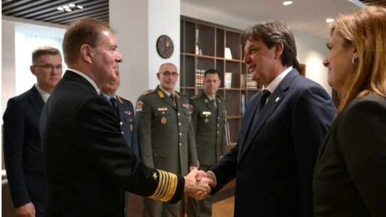 Serbia ankohet pse anëtarë të NATO-s po e armatosin Ushtrinë e Kosovës