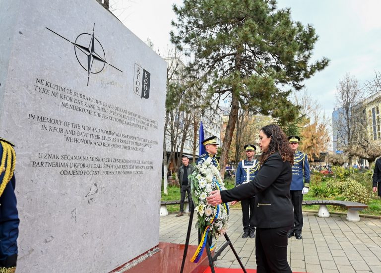 Osmani bën homazhe te pllaka përkujtimore e ushtarëve të NATO-s