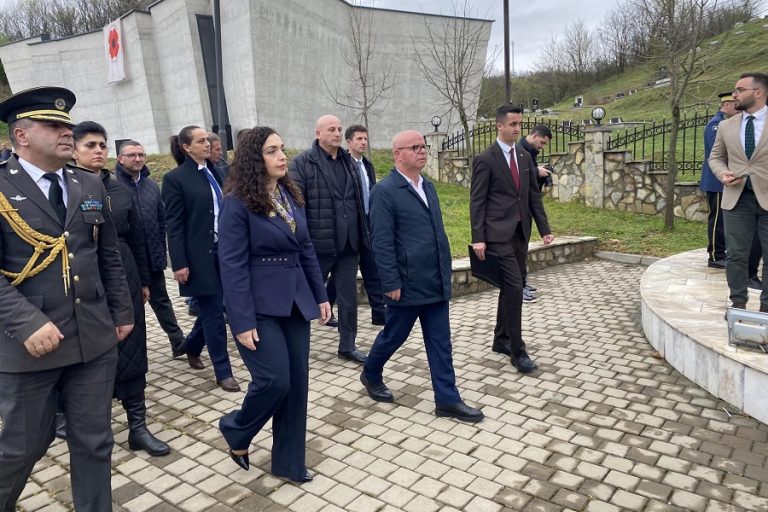 Presidentja Osmani nderon me homazhe dëshmorët dhe martirët e Krushës së Madhe