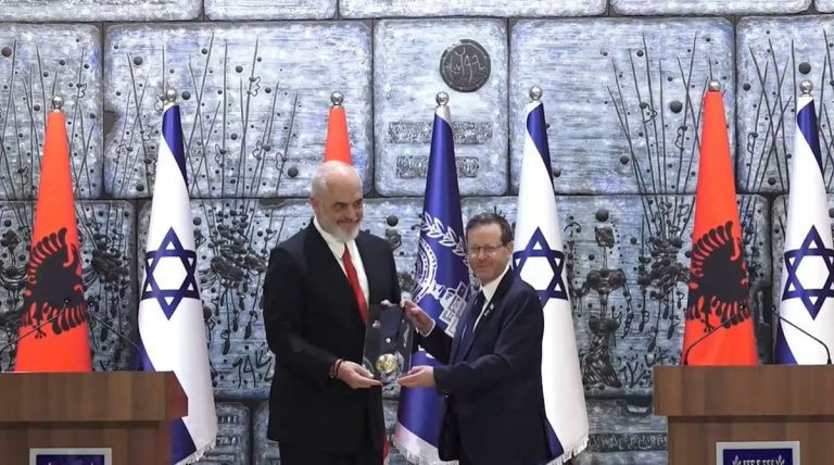 Edi Rama nderohet me medalje presidenciale nga Izraeli
