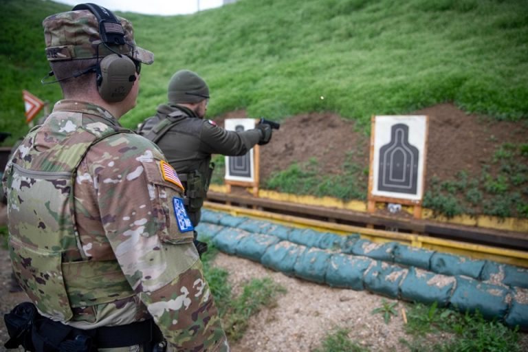 Policia e KFOR-it trajnohet për njohjen e armëve në kampin Bondsteel