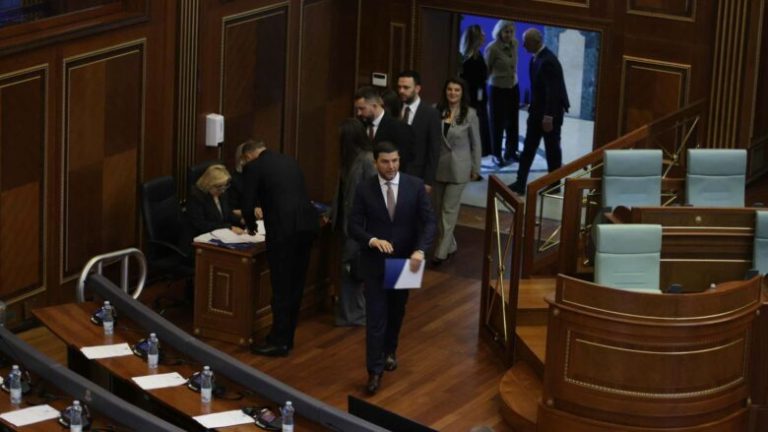 Vonesa në nisjen e seancës konstituive, në sallën shihen vetëm deputetët e PDK-së dhe Duda Balje