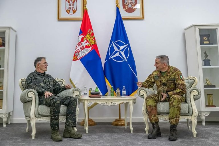 Komandati i KFOR-it takon shefin e ushtrisë serbe në Beogradl