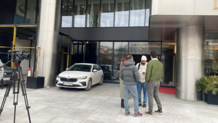 Grupi “Asnjë cent më shumë” sërish proteston te ZRRE-ja