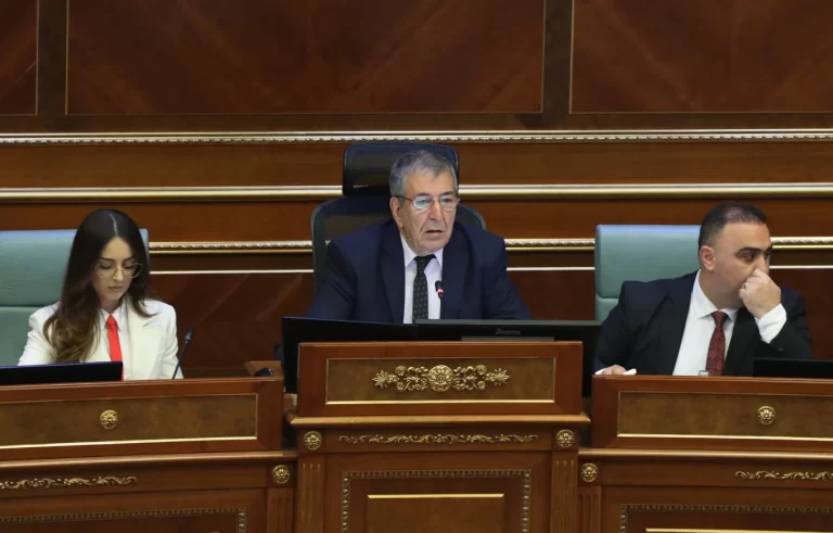 Dehari fton për konsulta përfaqësuesit e partive para nisjes së seancës