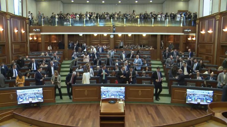 Seanca konstituive vazhdon të premten