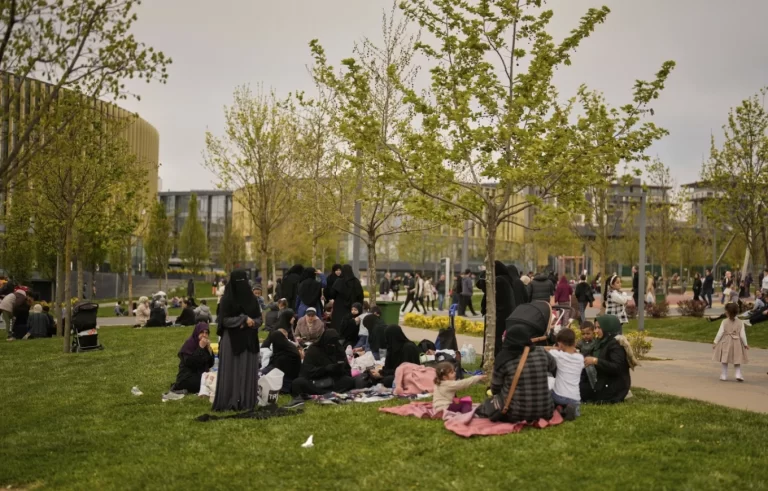 Tërmeti në Turqi: 151 persona u lënduan pasi u hodhën nga ndërtesat