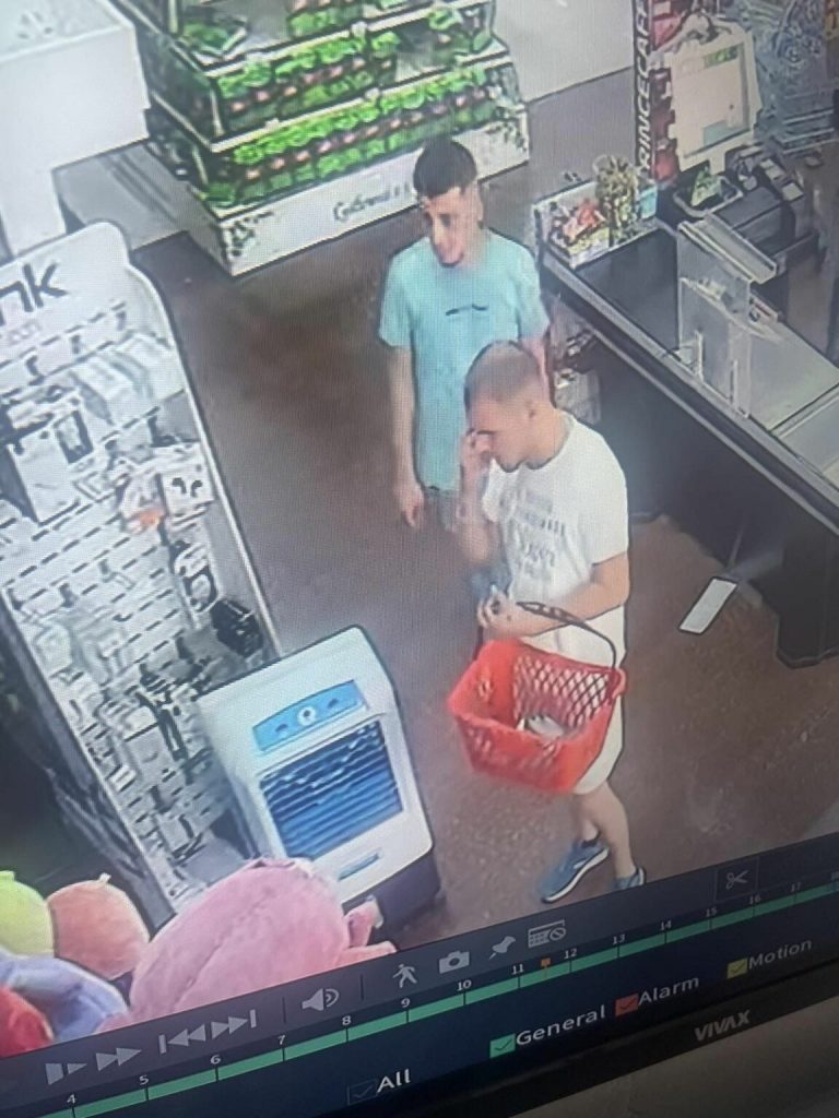 Policia kërkon ndihmë për identifikimin e dy personave të dyshuar për vjedhje