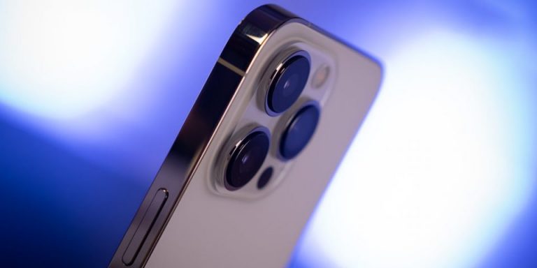 Apple në telashe pas tarifave të Trump: Çmimi i iPhone mund të arrijë deri në 2,300 dollarë