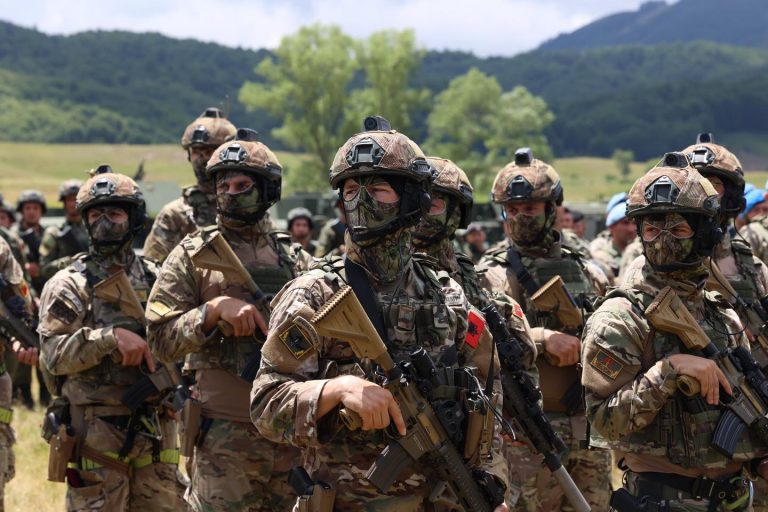 Trupat shqiptarë dhe bullgarë të KFOR-it trajnohen si të përdorin flutaraket në kohë të trazirave