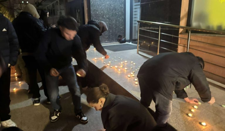 Aksion simbolik kundër shtrenjtimit të energjisë elektrike, ndizen qirinj para Ministrisë së Ekonomisë