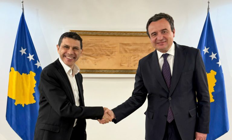 Kryeministri Kurti takoi deputetin britanik Alex Sobel