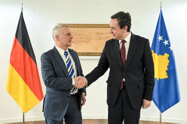Kryeministri Kurti priti në takim ambasadorin Jörn Rohde