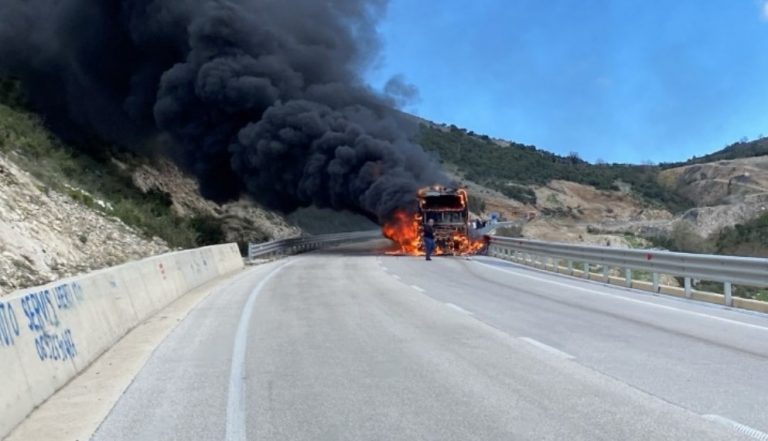 Digjet autobusi i linjës Tiranë-Sarandë, shpëtojnë pasagjerët