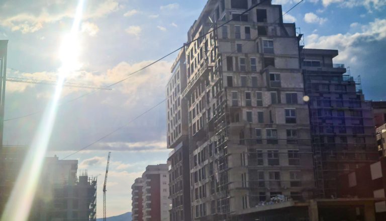 Paradoksi i tregut të patundshmërive: Mbi 180 mijë banesa të zbrazëta