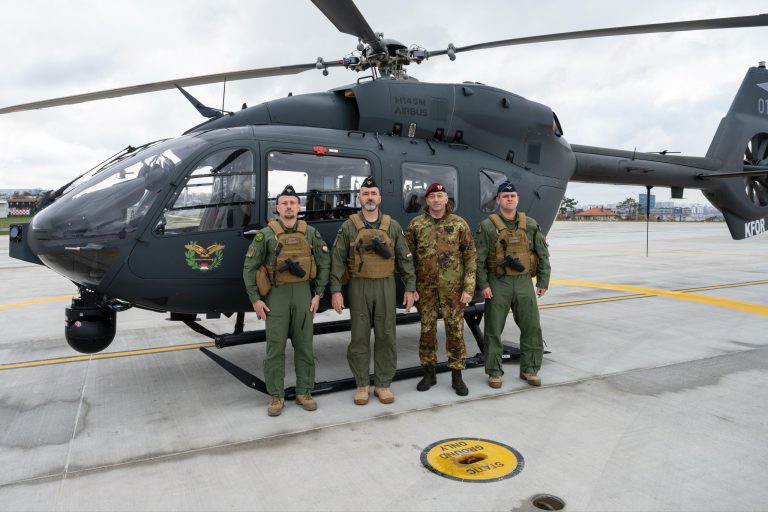 Komandanti i KFOR-it vëzhgon kufirin Kosovë – Serbi me helikopter