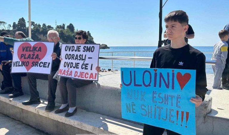 Protestë masive në Ulqin: I madh e i vogël me parulla kundër shitjes dhe privatizimit të bregdetit