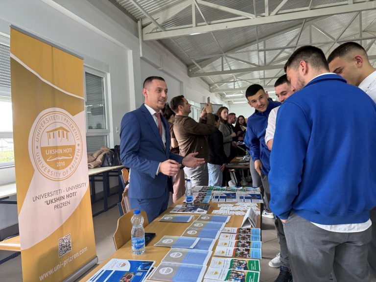 Universiteti “Ukshin Hoti” në Gjimnazin “Loyola” prezanton mundësitë dhe bursat për studentët e rinj
