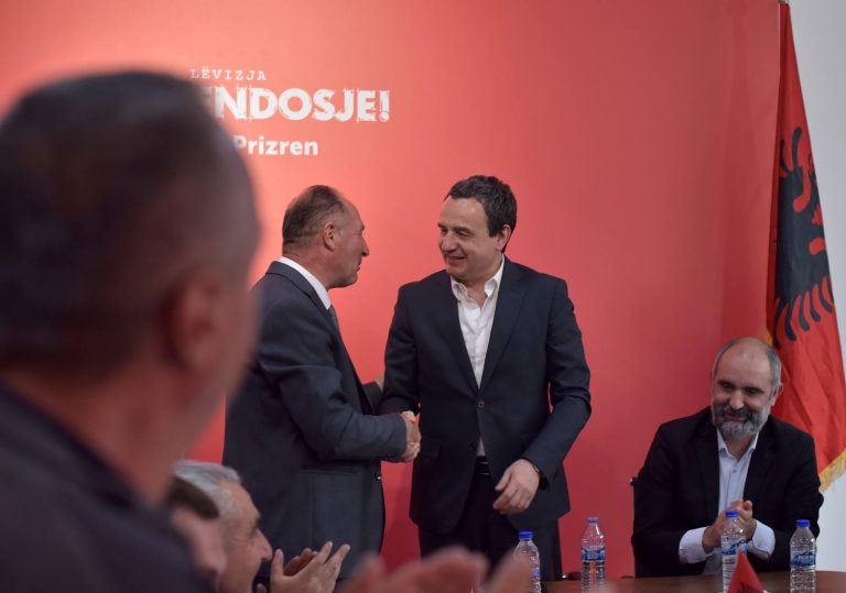 Behar Begaj me disa bashkëpunëtorë i bashkohen Lëvizjes Vetëvendosje në Prizren