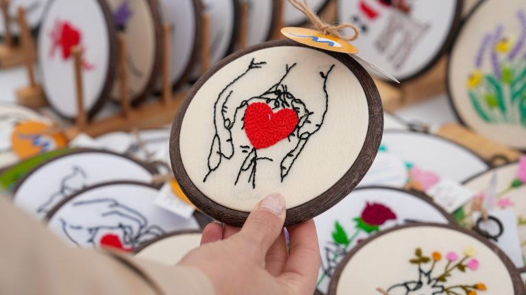 Histori në çdo punim: Panairi me produktet e të mbijetuarave të dhunës seksuale të luftës