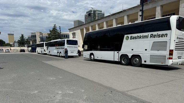 Reagon kompania Bashkimi Reisen: Nuk pati tender publik, përzgjedhja u bë mbi ofertën më të favorshme për ekskursionin e maturantëve në Prizren