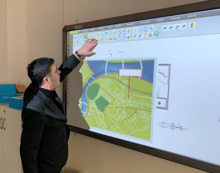 MAShT tenderon 8.5 milionë euro për blerjen e tabelave të mençura për shkolla