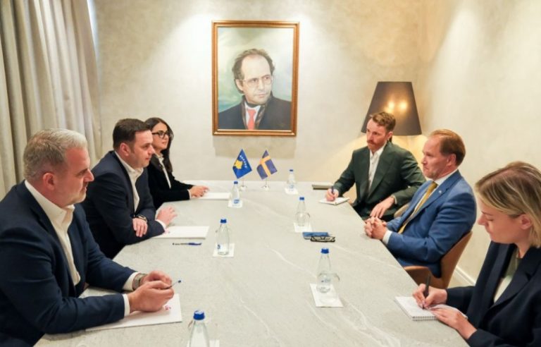 Abdixhiku takon ambasadorin suedez, diskutohet kriza institucionale