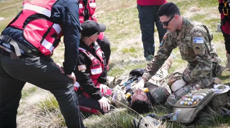 Ushtarët amerikanë të KFOR-it zhvillojnë stërvitje me ekipet e kërkim-shpëtimit në Kosovë