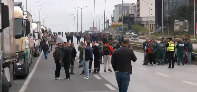 Bllokohen hyrjet e Prishtinës, fillon protesta e bizneseve