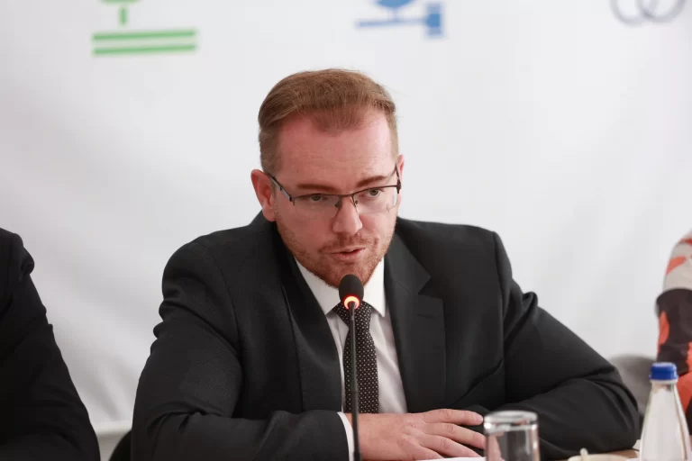 Pas deklaratave për ndërkombëtarët, shkarkohet zëvendësministri Arbër Vokrri