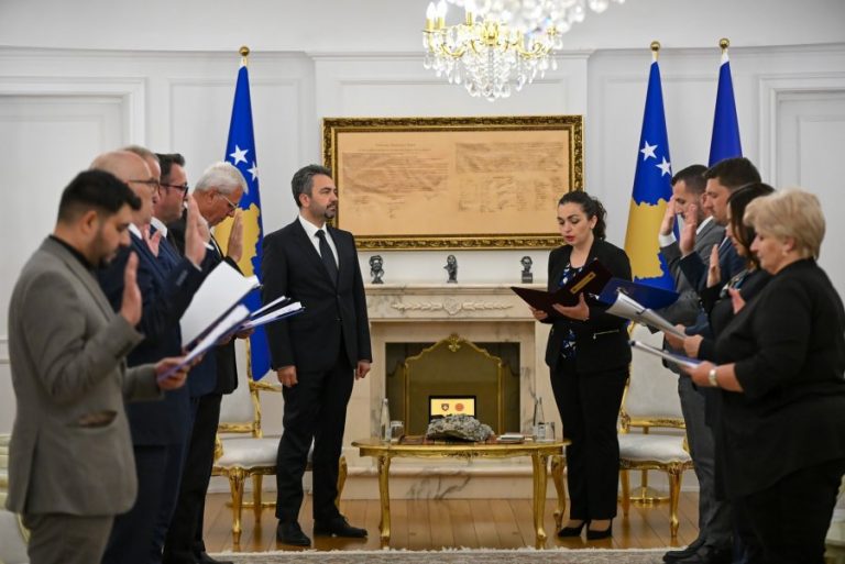 Anëtarët e rinj të KQZ-së japin betimin para presidentes Osmani