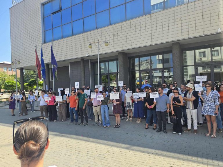 Shoqëria civile me protestë ndaj bllokadës në Kuvendin e Kosovës
