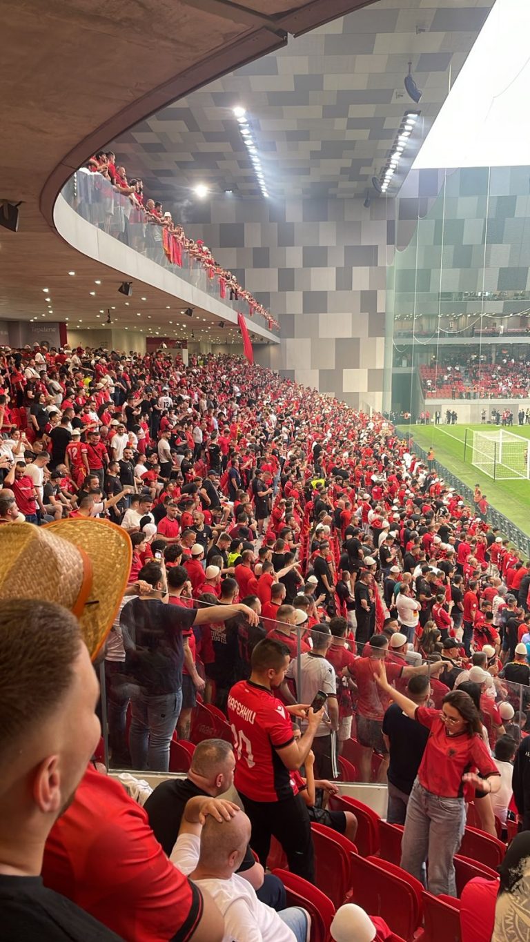 Lojtarët e Serbisë priten me “Mora fjalë” e UÇK