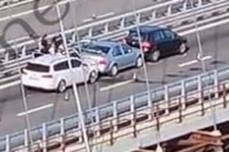 Aksident në urën e re të Kukësit, përplasen tre automjete