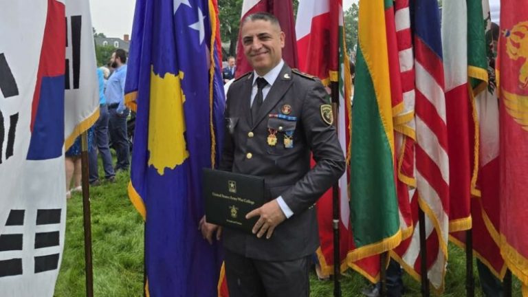 FSK forcon udhëheqësin strategjike, oficeri diplomon në SHBA