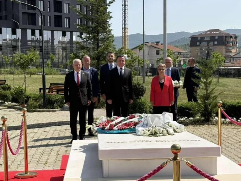 Kurti homazhe te varri i Rugovës: Kontribuues i madh për unitetin e popullit