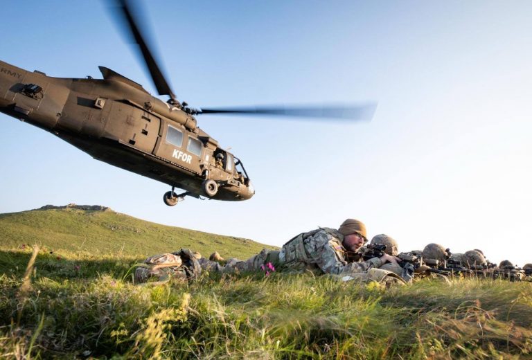 Ushtarët amerikanë të KFOR-it patrullojnë në kufi me Serbinë