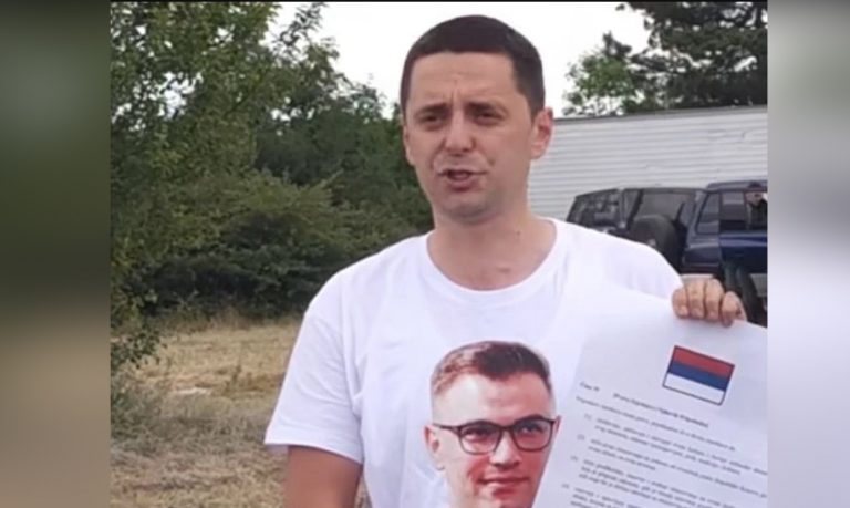 Serbi me bluzë të Arsenijeviqit shoqërohet nga Policia në Gazimestan