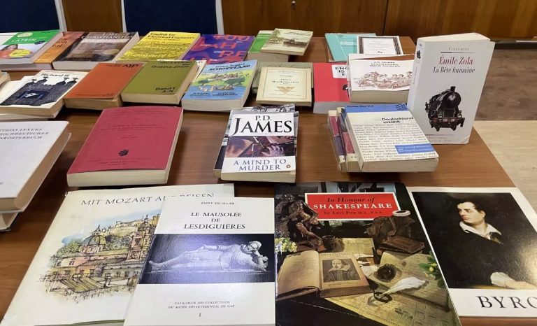 Universiteti “Ukshin Hoti” pranon një donacion rreth 110 libra nga ish-mësimdhënësi gjerman, Albert Martin Steffe