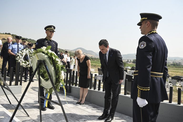 Kurti bëri homazhe pranë varrit të heroit të Kosovës, Afrim Bunjaku dhe vizitoi familjen Bunjaku