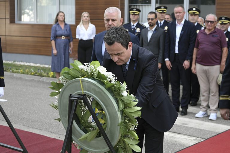 Kurti bëri homazhe te lapidari i zyrtarëve policorë të rënë në krye të detyrës në nderim të veprës së tyre, kontributit dhe shërbimit ndaj vendit