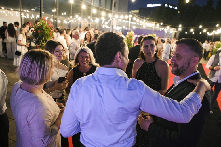 Kurti në pritjen për bashkatdhetarë: Kosova është më e fortë, shumë më e fortë me juve pranë